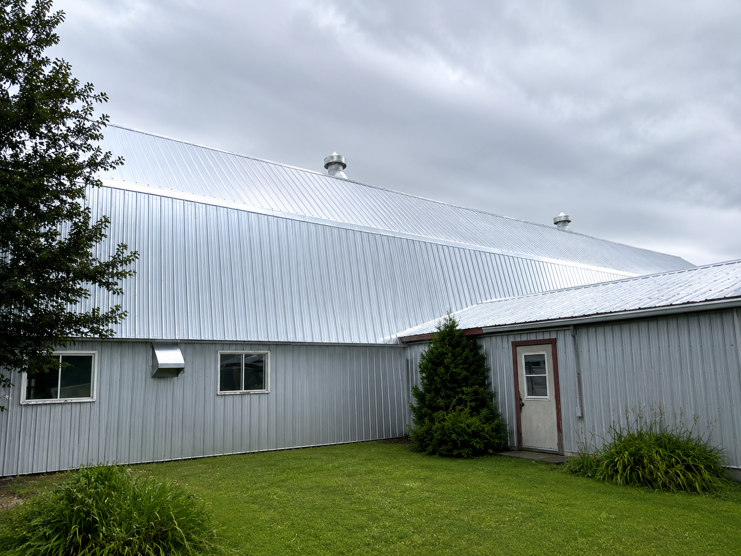 Bâtiment agricole toiture en tôle peinte Québec