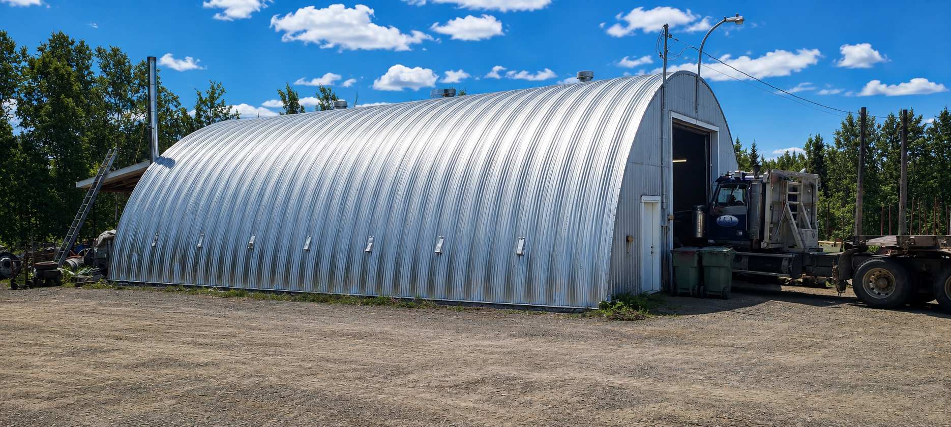 Hangar en tôle bombée avant peinture toiture Québec