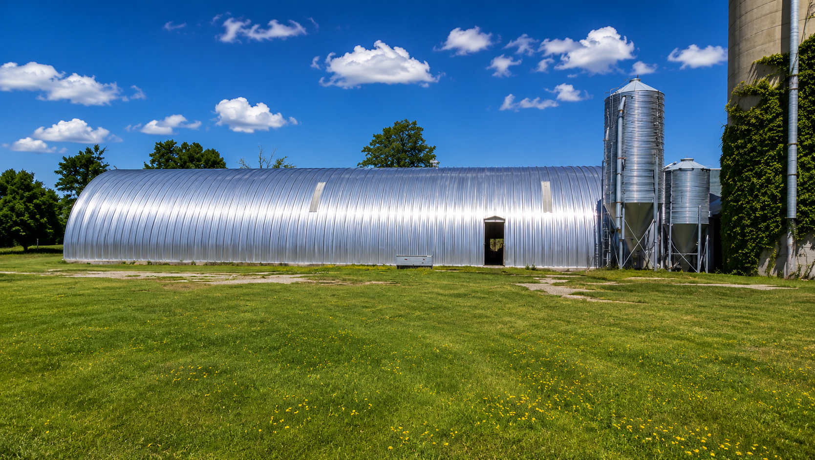 Hangar tôle bombée avec silos avant peinture toiture Québec