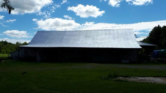 Grange québécoise toiture en tôle peinte spécialiste
