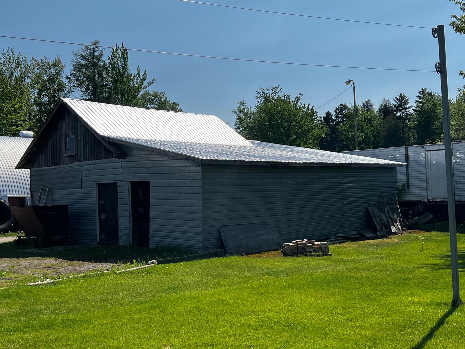 Hangar agricole toiture en tôle peinte Toiture Éclatante