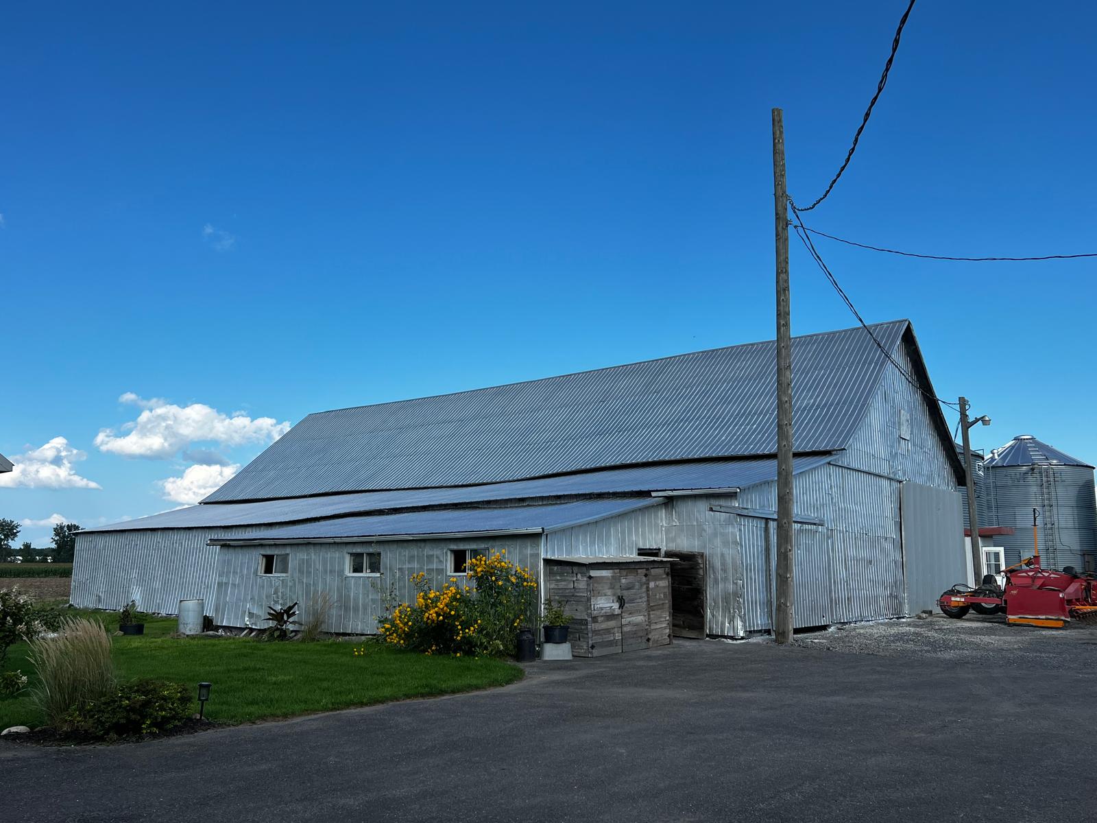 Peinture toiture tôle hangar agricole Québec